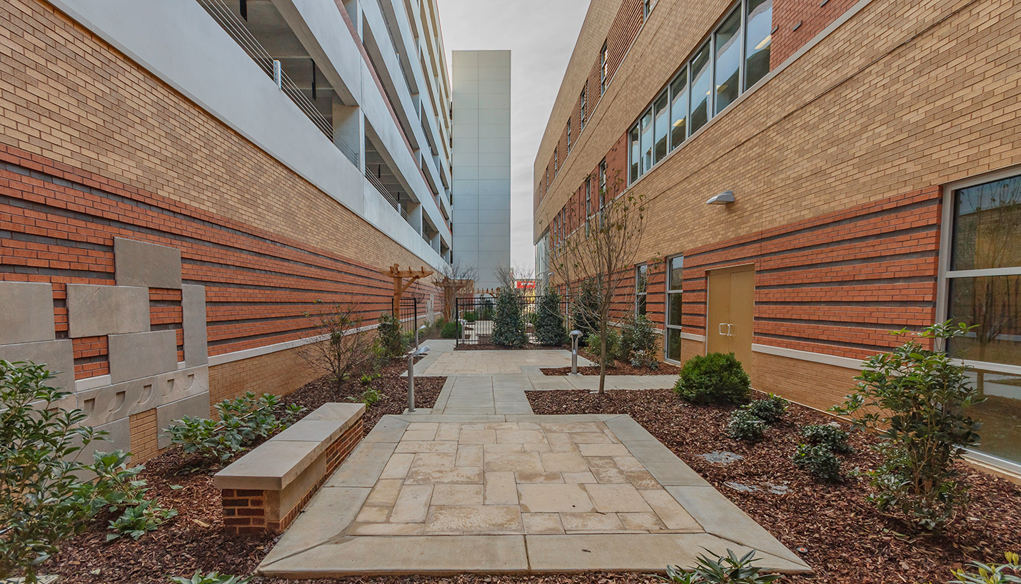 Birmingham VA Courtyard - © Jason Christensen, courtesy of B.L. Harbert International, LLC