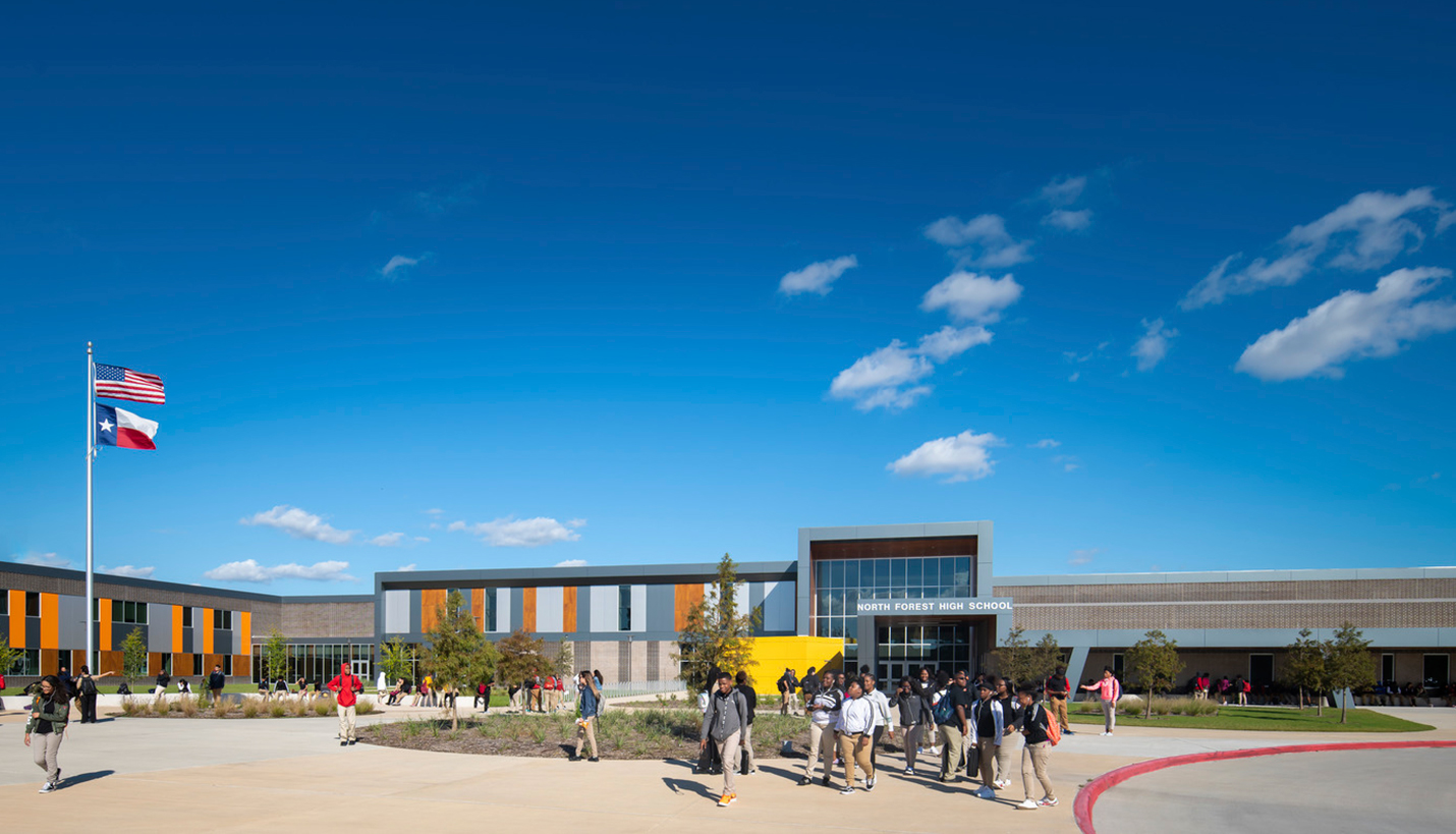 Protected pedestrian zones, separated vehicular zones and designated drop-off/pick-up areas help control access and increase safety at Houston ISD North Forest High School. - © Mariella & Luis Ayala